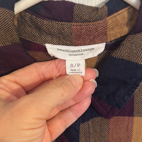 Woman’s Button Down - Picture 5 of 6